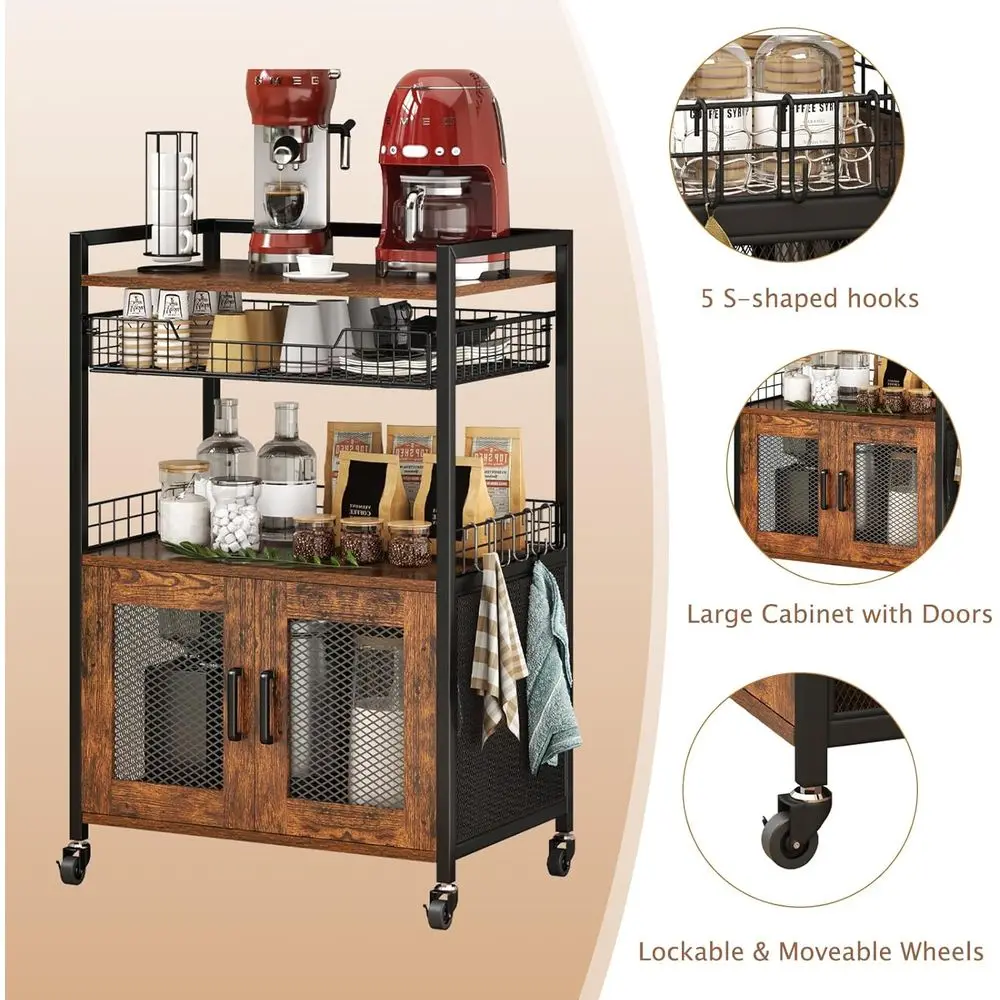 Rustykalny brązowy 3-poziomowy stolik barowy na kółkach z koszem drucianym, szufladą i 5 haczykami do użytku w domowej kuchni i na bufetach.