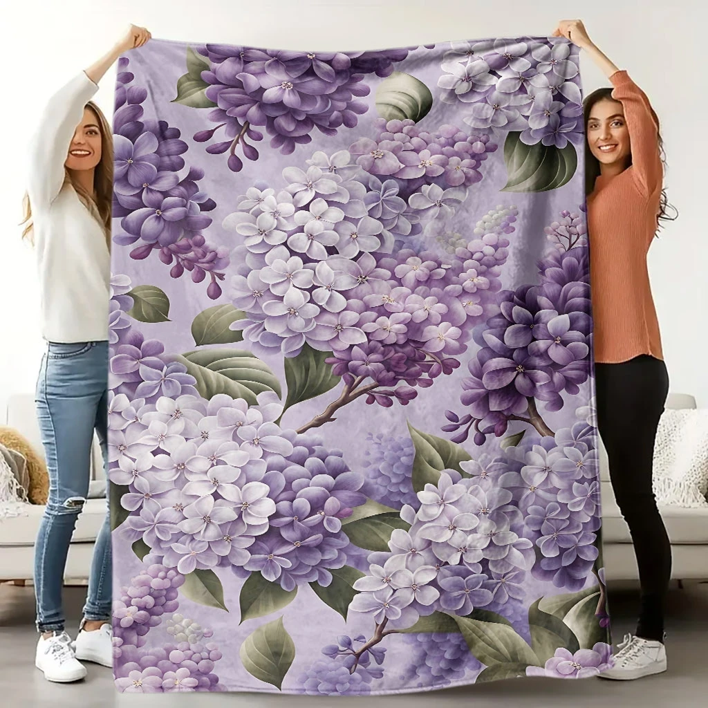 A Soft, Light Purple Floral Patterned Fleece Blanket with High-Definition Digital Printing, Suitable for Use on Sofas And Beds.