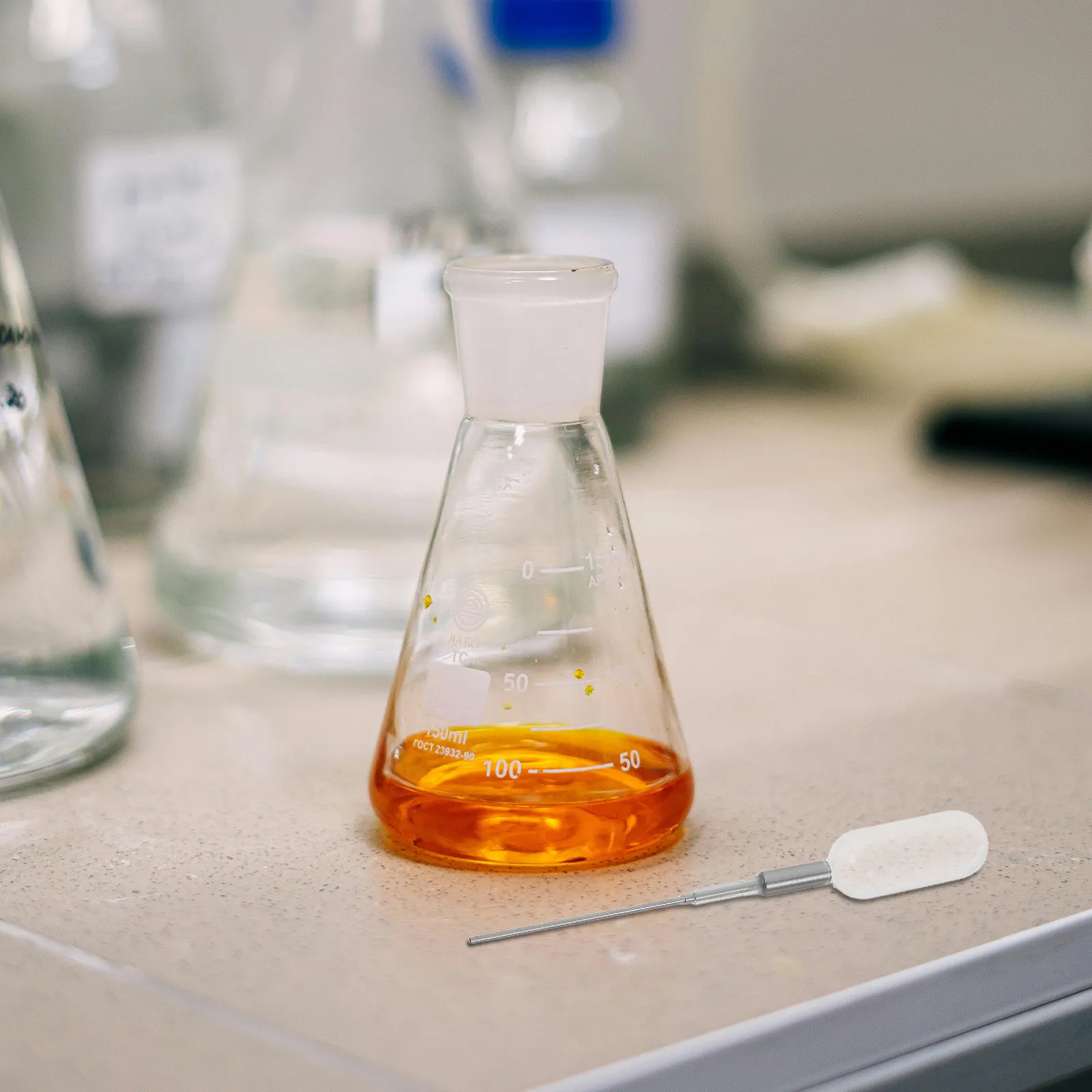 エッセンシャルオイルや香水などの液体を移し替えるための、透明プラスチック製の精密ドロッパーピペット4本セット。軽量で、実験や科学用途に最適。