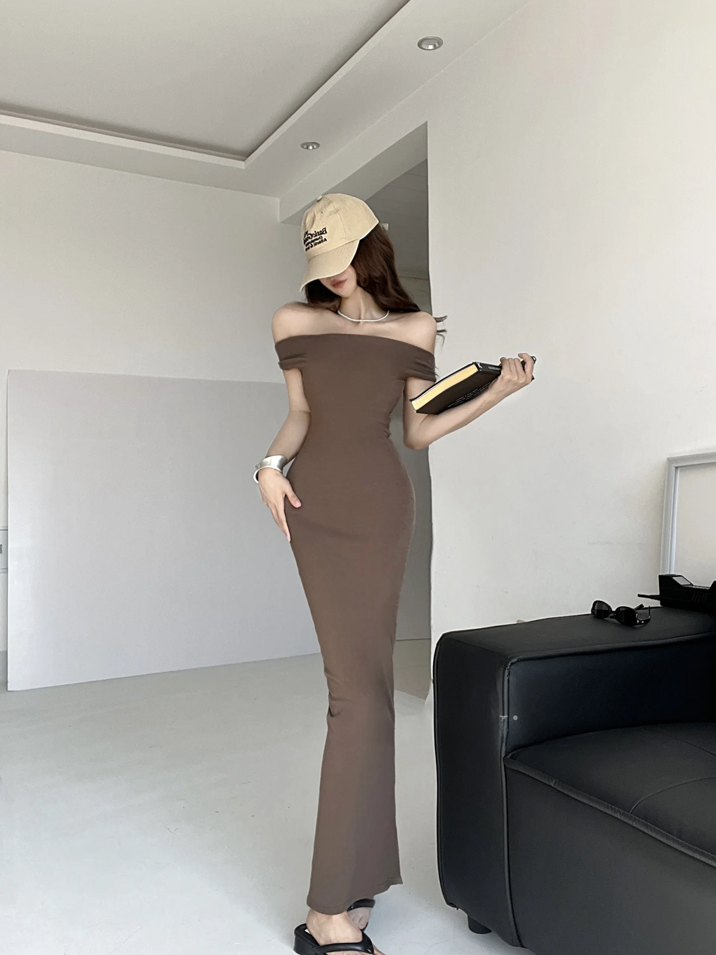 กระโปรงทรงเอไลน์เอวสูงแบบไม่สมมาตร โชว์ไหล่ข้างเดียว ทรงเข้ารูป ผ่าข้าง ความยาวปานกลาง สำหรับผู้หญิง