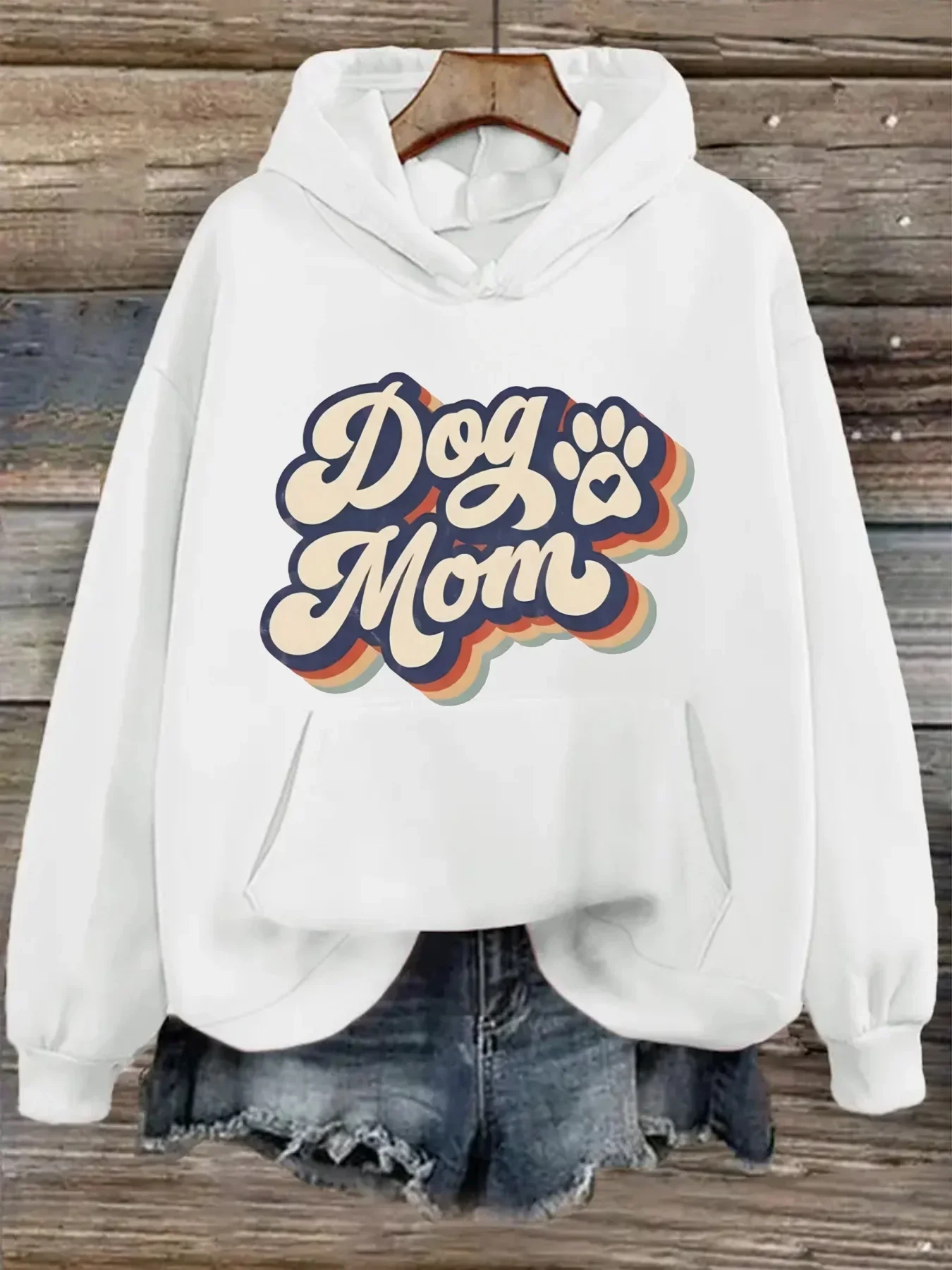 Met modieuze letterbedrukte hondenmama-patronen, modieuze dameshoodies, vakantie-outfits