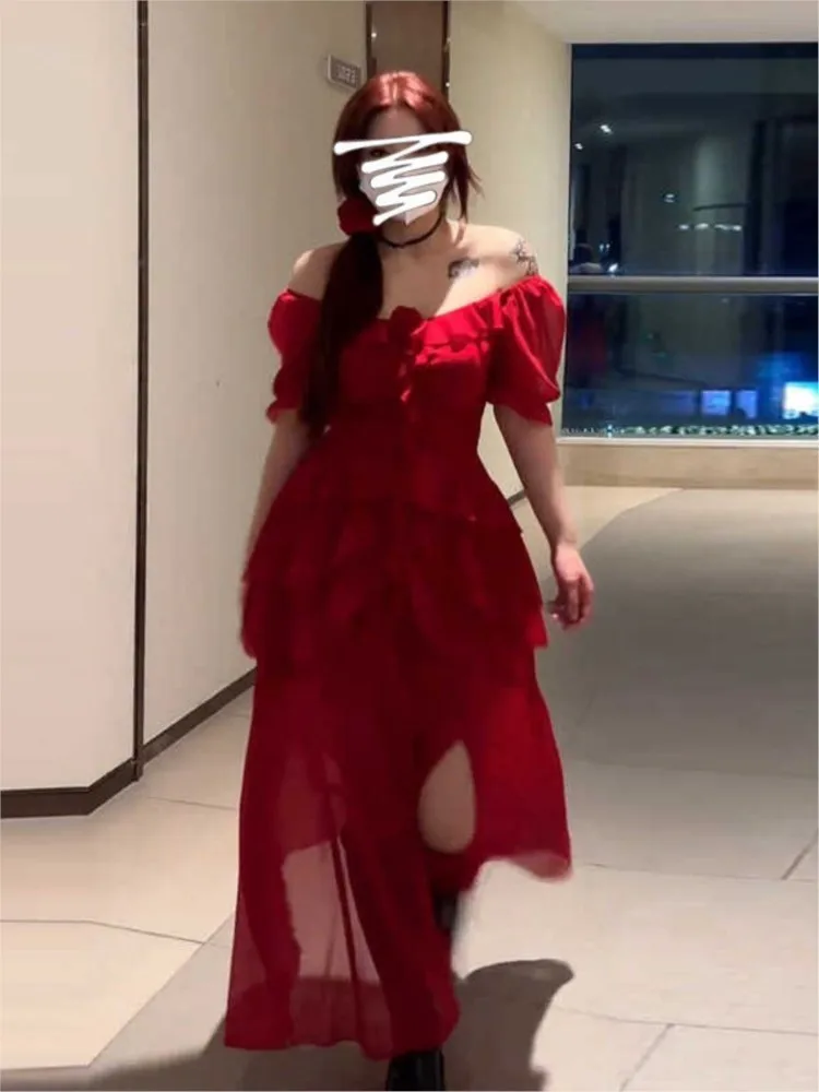 A large-sized irregular-shaped flowing red dress with chubby line