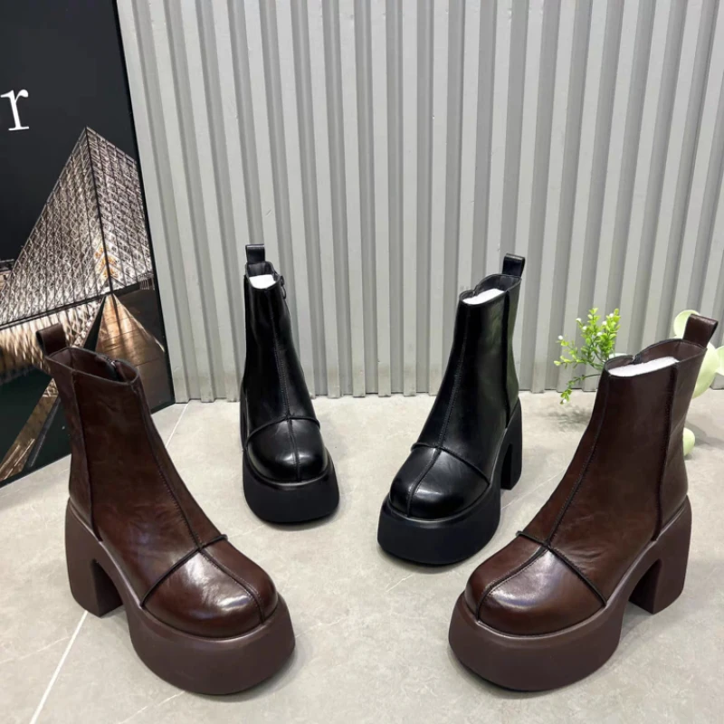 女性のショートブーツ厚底ラウンドヘッド冬の新しいスタイル高さを高める軽量靴小柄な人のための小さなショートブーツ