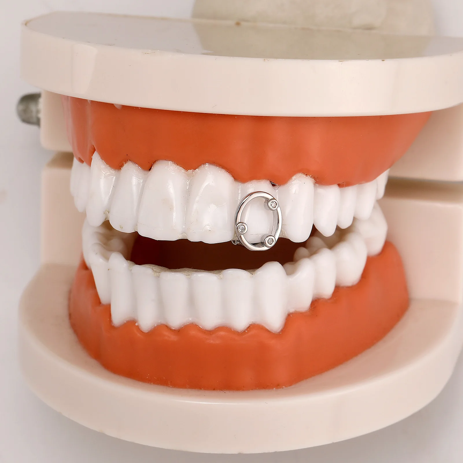 TOPGRILLZ Vintage Classic Single Iced Out Zircon Charm Hollow Y2K Teeth Grillz Hip Hop CZ Stone Tooth Caps For Mouth Jewelry