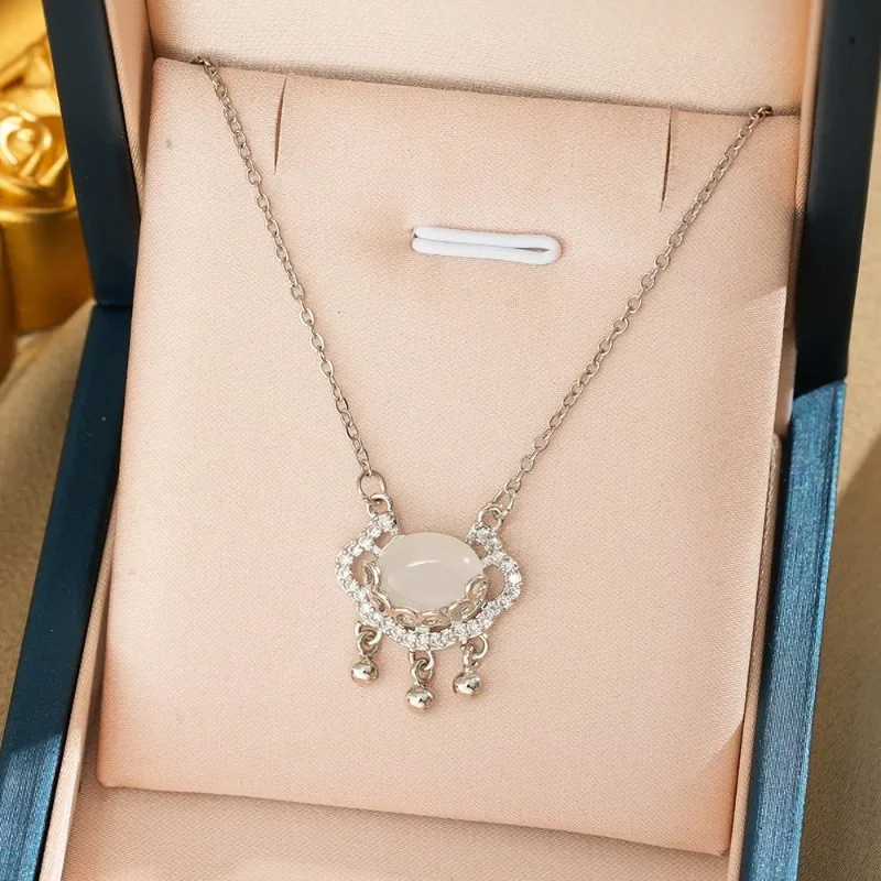 

A high-end, light luxury and niche design Chinese-style auspicious cloud lock women's collarbone necklace
