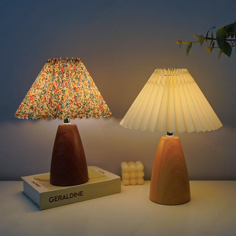 الحد الأدنى الرجعية LED مطوي النسيج عاكس الضوء السيراميك مكتب مصباح غرفة نوم اللوح الأمامي الراقية جو الزخرفية ضوء الليل