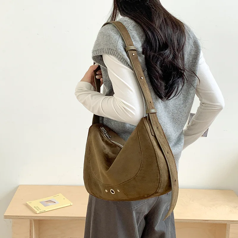 

Women's Suede Crossbody Bag Large Capacity Vintage Shoulder Bag for Women Boho Chic Purse Tote Handbag for Daily Commute Work