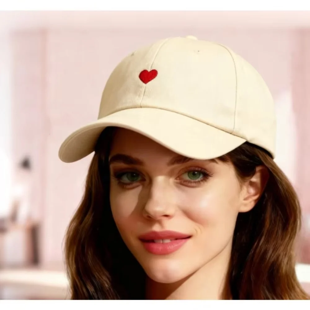 PESENAR Gorra de béisbol beige para el Día de San Valentín con bordado de corazón rojo añade un toque romántico al estilo del Día de San Valentín