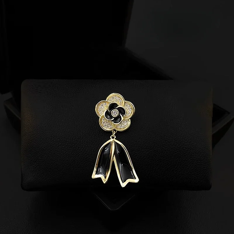 

Retro Camellia Black Ribbon Brooch for Women Suit Fashion Flower Collar Pin Rhinestone Jewelry Buckle Clothing Accessories 5599