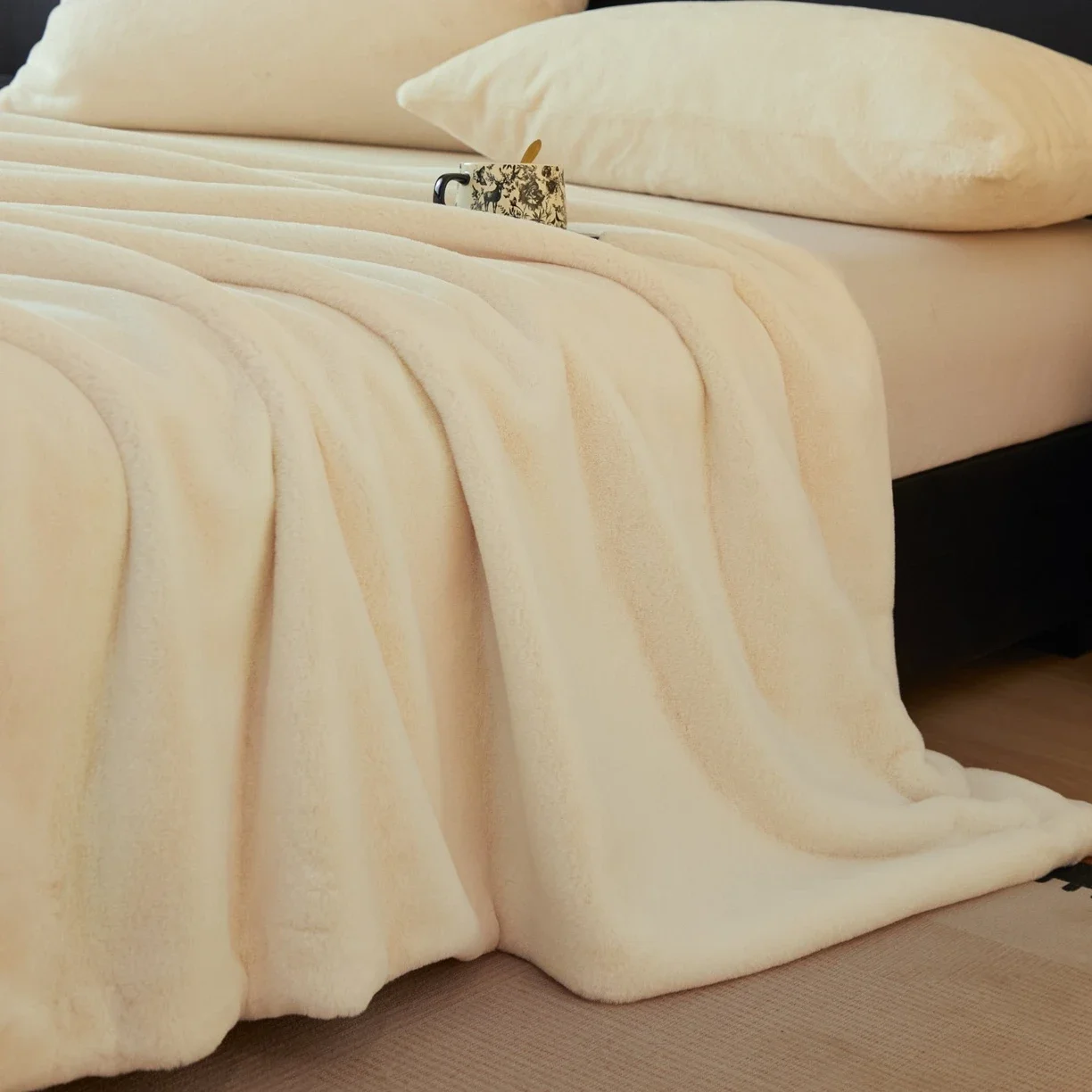 Luxury Rabbit Plush Blanket Soft Thick Milk Velvet Double Layer Warm Cover for Autumn Winter Multi-Functional Light High End
