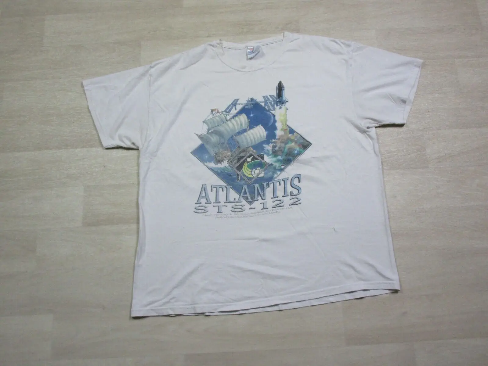 Vintage Kennedy Space Center Atlantis STS-122 Graphic Distressed T-Shirt (XL)