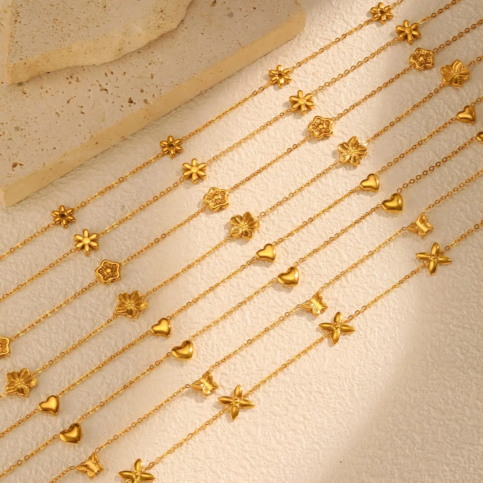 Vnox Mehrere Stile Edelstahl Halskette für Frauen, Herz Blume Stern 18K vergoldet Halsband Zubehör Charms Schmuck