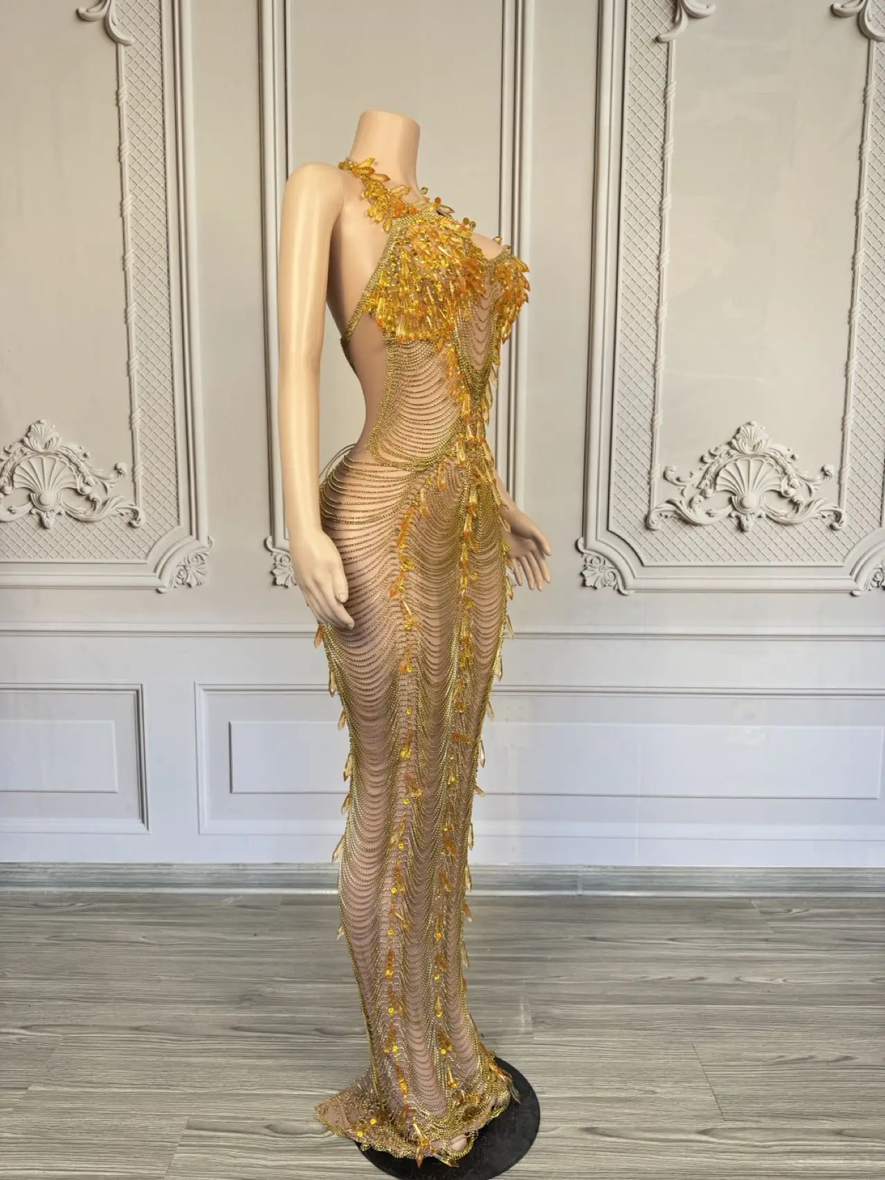 Luksusowa, ekskluzywna, błyszcząca suknia wieczorowa na studniówkę, urodziny, imprezę, sesję zdjęciową, zdobiona kryształkami, łańcuszkami z dżetów, seksowna suknia Ailisi