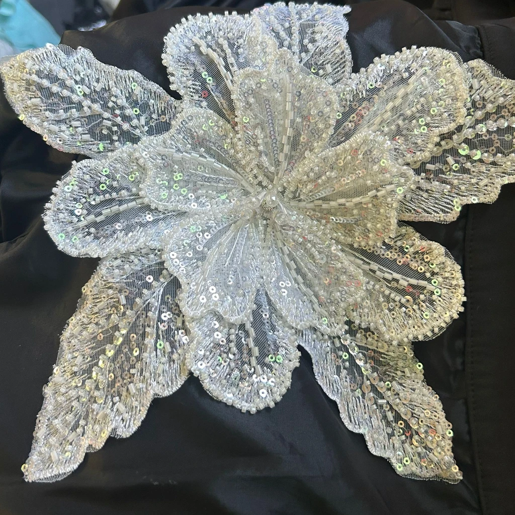 Toppa fiore 3D con borchie di paillettes in pizzo multistrato bianco abbigliamento fai da te accessori per cappotti maglione Applique decorativo