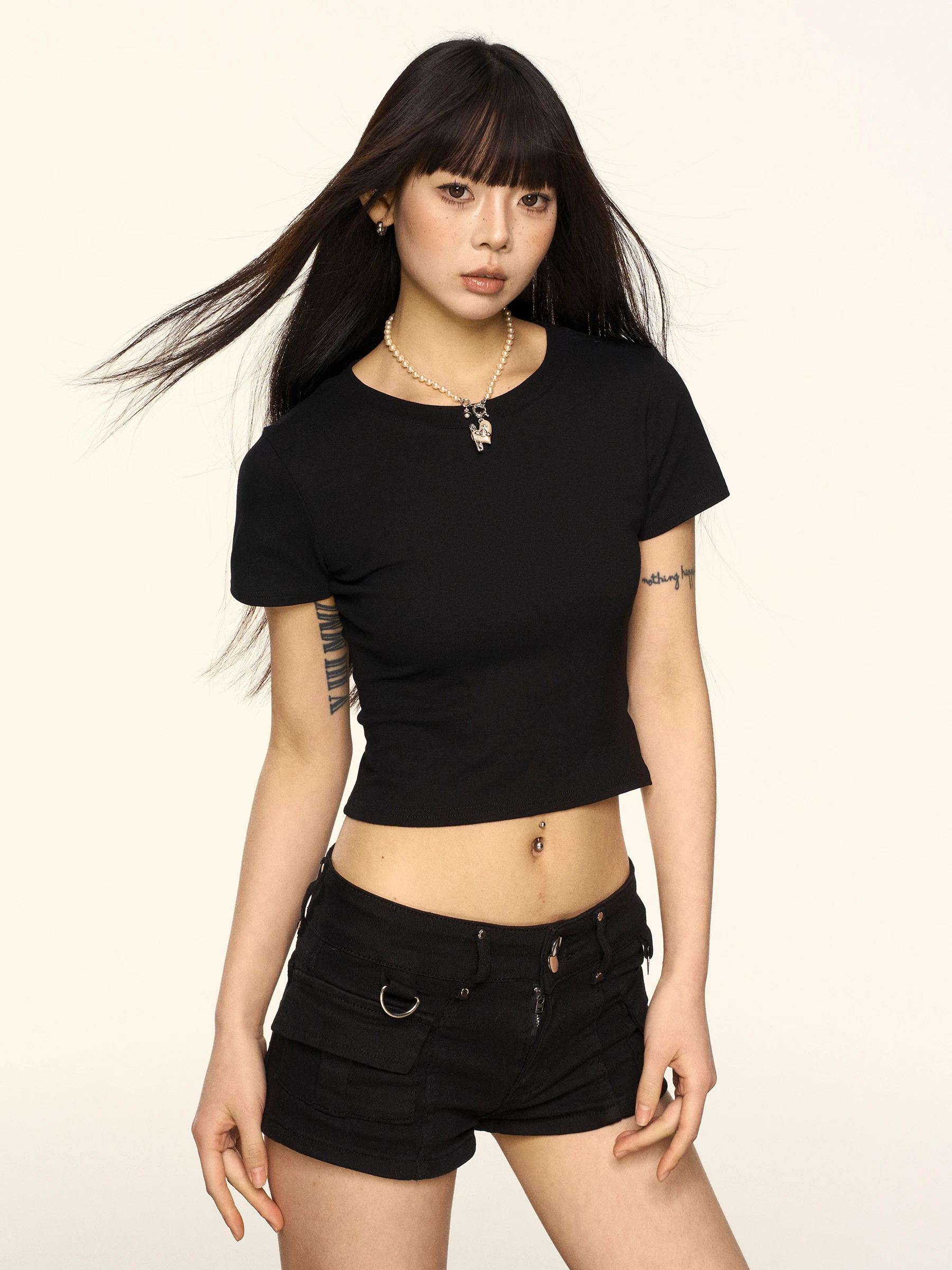 T-shirt da donna a maniche corte con spalla frontale nera da donna 2025 Primavera Estate Nuove magliette chic di nicchia Top con farfalla scavata sul retro