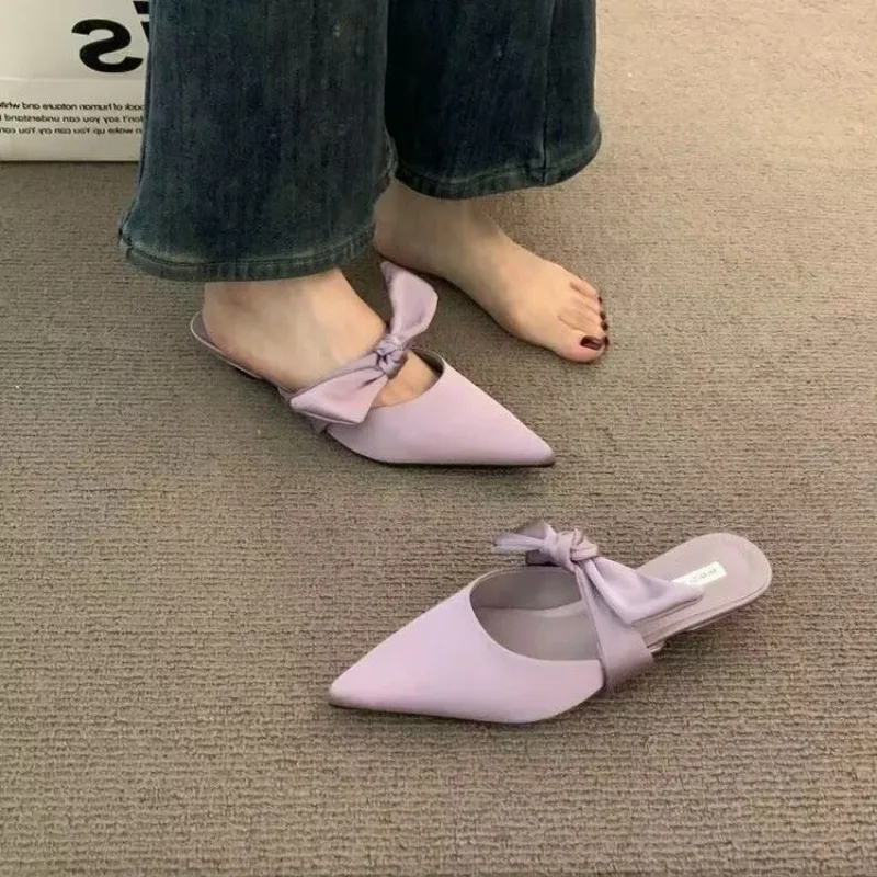 شباشب نصف على شكل فيونكة من الساتان بمقدمة مدببة للنساء صيفية فرنسية أنيقة البغال سهلة الارتداء بكعب منخفض شباشب مغلقة من الأمام Zapatos De Mujer