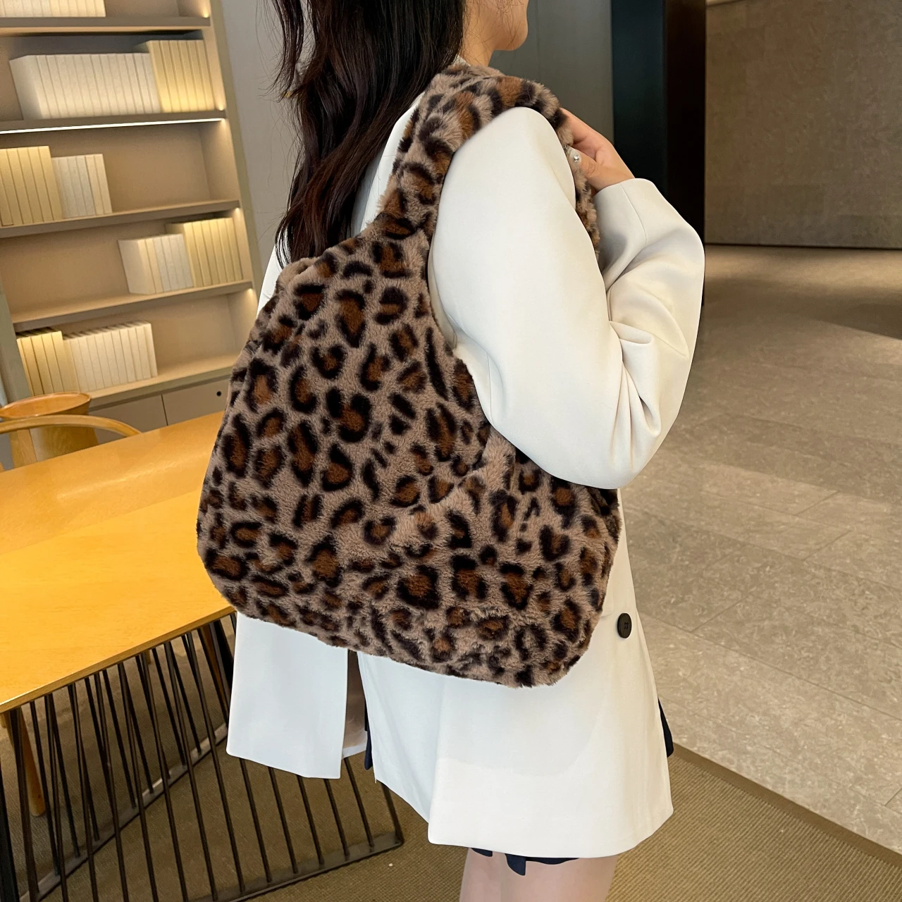 

2025 Новая осенне-зимняя женская сумка-тоут, повседневная большая вместительная сумка на одно плечо, модная модная сумка для покупок