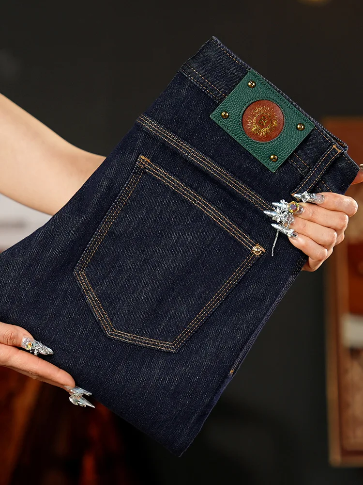 جينز جديد لعام 2025 للرجال ماركة عصرية بقصة ضيقة وأقدام صغيرة أزرق عميق سراويل طويلة من قماش الدنيم المرن متعدد الاستخدامات