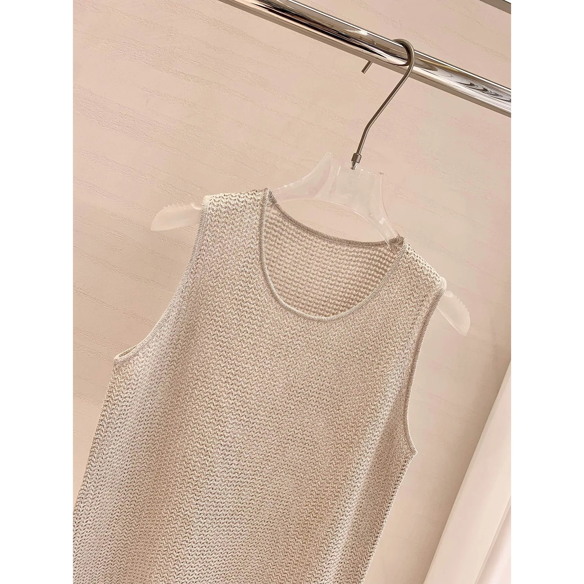 سترة محبوكة مجوفة صيفية منسوجة لعام 2025 سترة نسائية فضفاضة للتخسيس ورقبة دائرية بدون أكمام