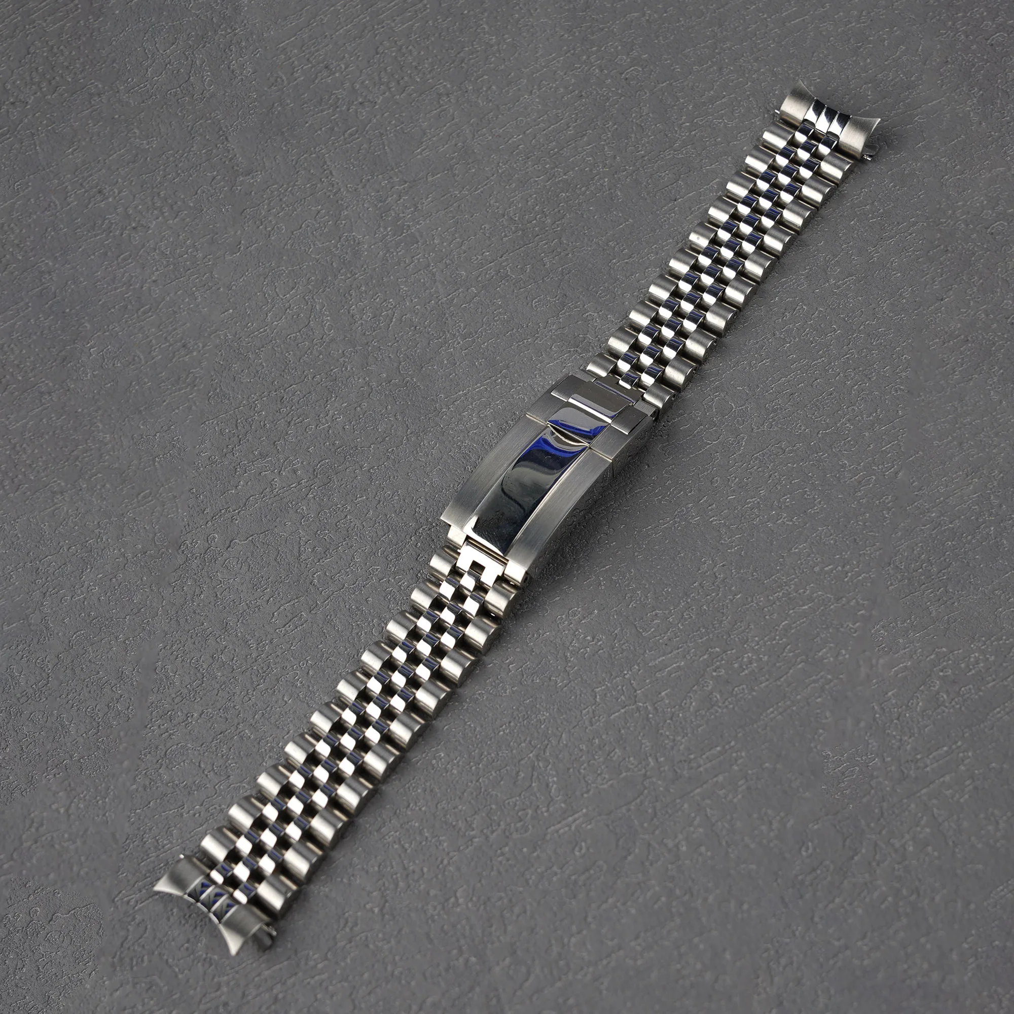 For Seiko 5 SNK355, SNK357 - Roamy 18mm Silver Jubilee Watch Band with Hollow Curved Ends and Solid Screw Links