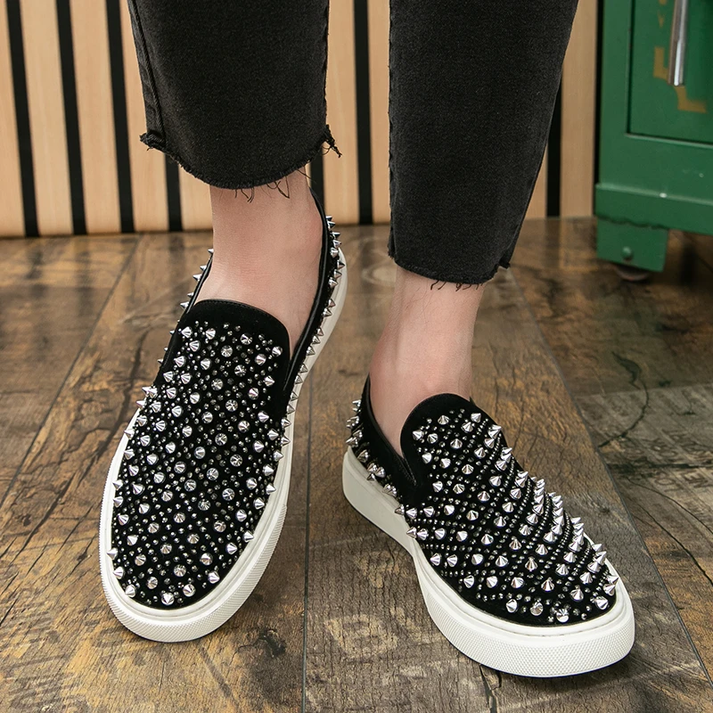 

Flat Bottomed Men Loafers with Round Toe Suede Rivets Fashionable and Trendy Nightclub Party Youth Casual Shoes