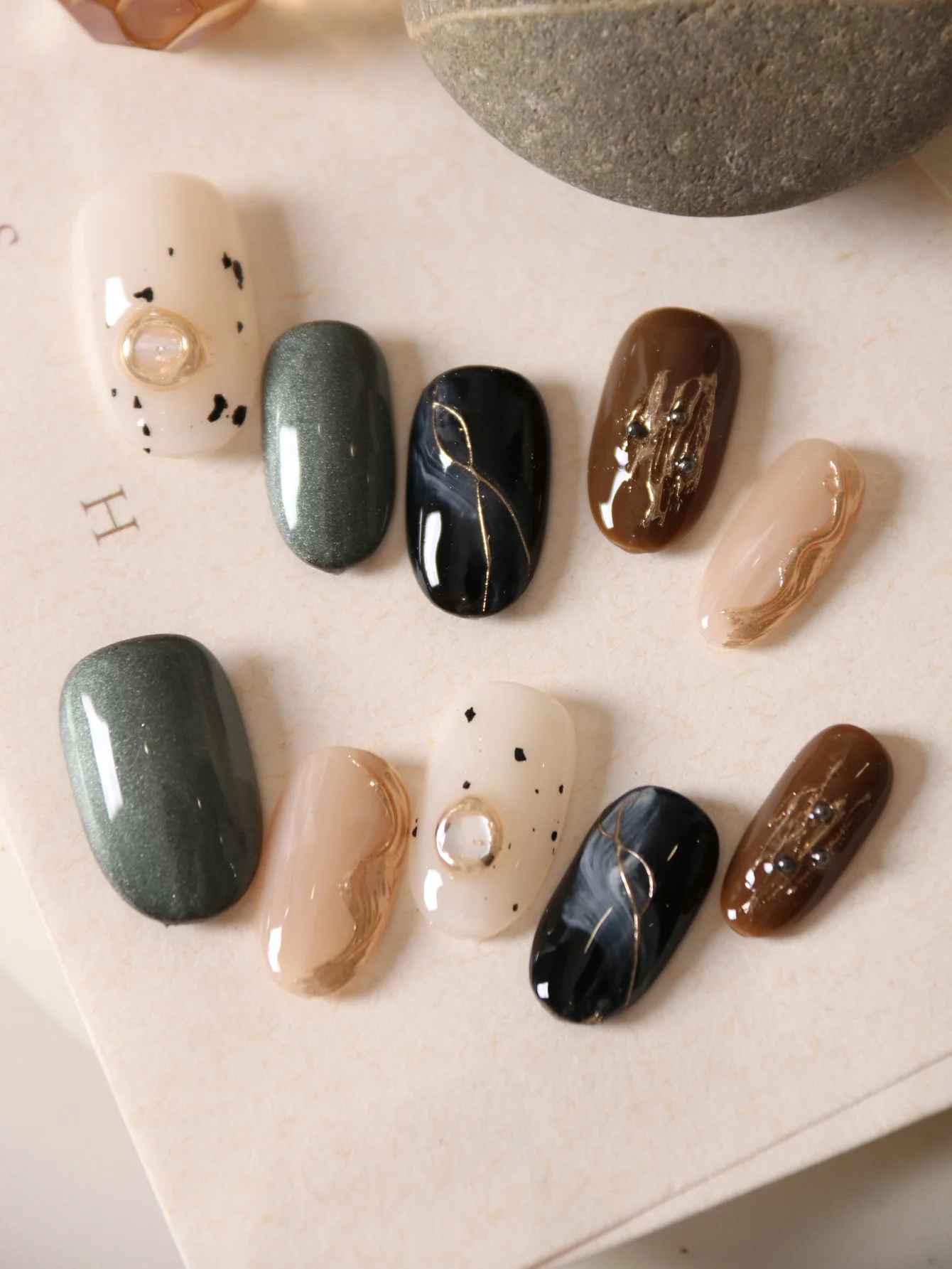 10 قطعة اضغط على الأظافر لون البشرة القصيرة أخضر أسود هالاتيون لون البشرة g الأظافر المزيفة تتضمن 1 ورقة علامات التبويب اللاصقة و1 قطعة ملف صغير