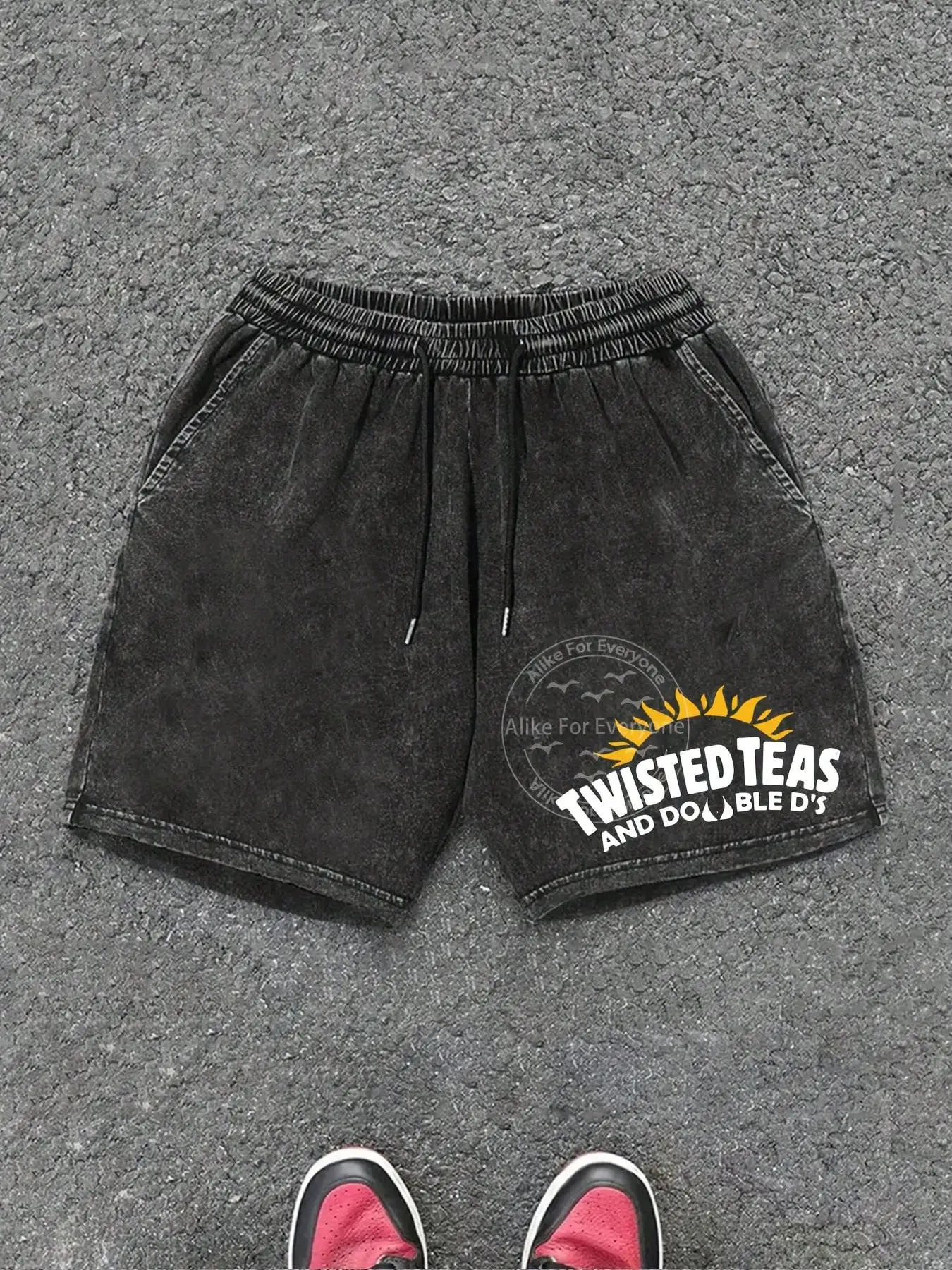 

Черные джинсовые шорты с эффектом потертости и графическим принтом, свободного кроя, с эластичной талией