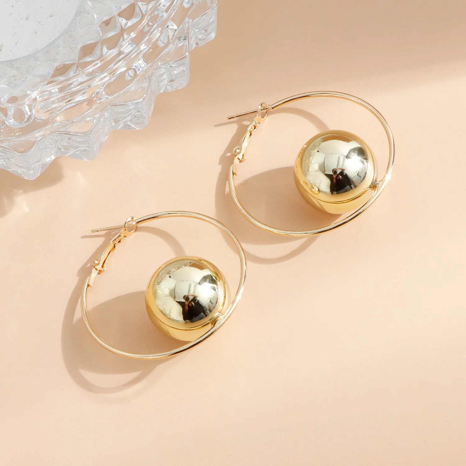 Cross border gold-plated minimalist and versatile commuting earrings, geometric bead earrings for women, flower shaped ear clips