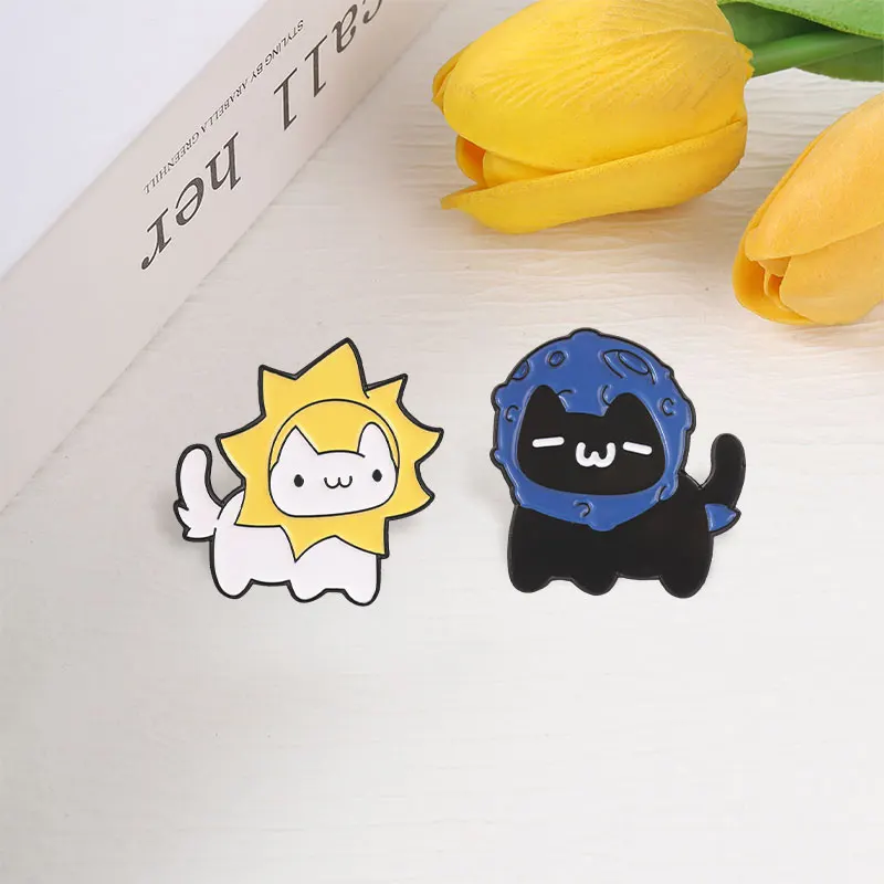 Sonnen- und Mond-Katzen-Abzeichen Emaille-Pin Niedlicher Sonnenhut Weiße Katze & Mond-Kappe Schwarze Katze Broschen Taschen Revers-Abzeichen Schmuck Geschenk für Freunde – Detail 7