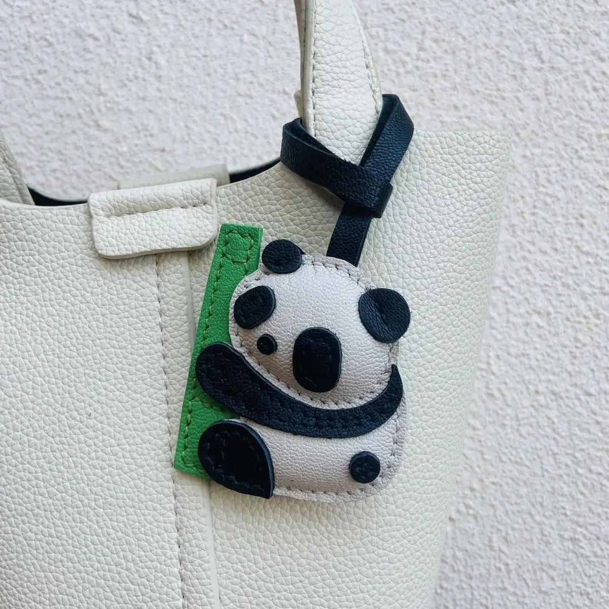 

Giant panda on the tree keychain chain bag pendant handmade real sheepskin flower flower luxury niche gift