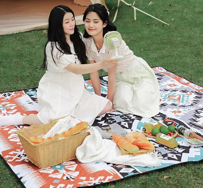 2024 Hot Selling Outdoor Camping Picnic Mat Waterproof 210T Foldable Blankets for Camping Traveling