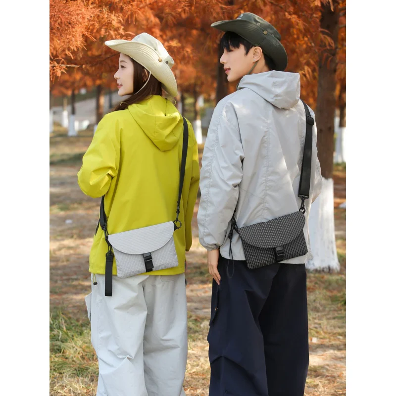 New high-end crossbody bag with niche design, commuter shoulder bag, cool and unique mobile phone bag, plaid messenger bag for m