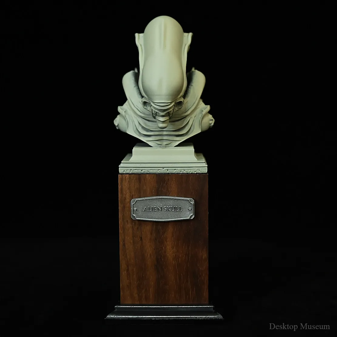 Space Creature Monster Bust 180mm Handmade Resin Statue Horror Desk Decor