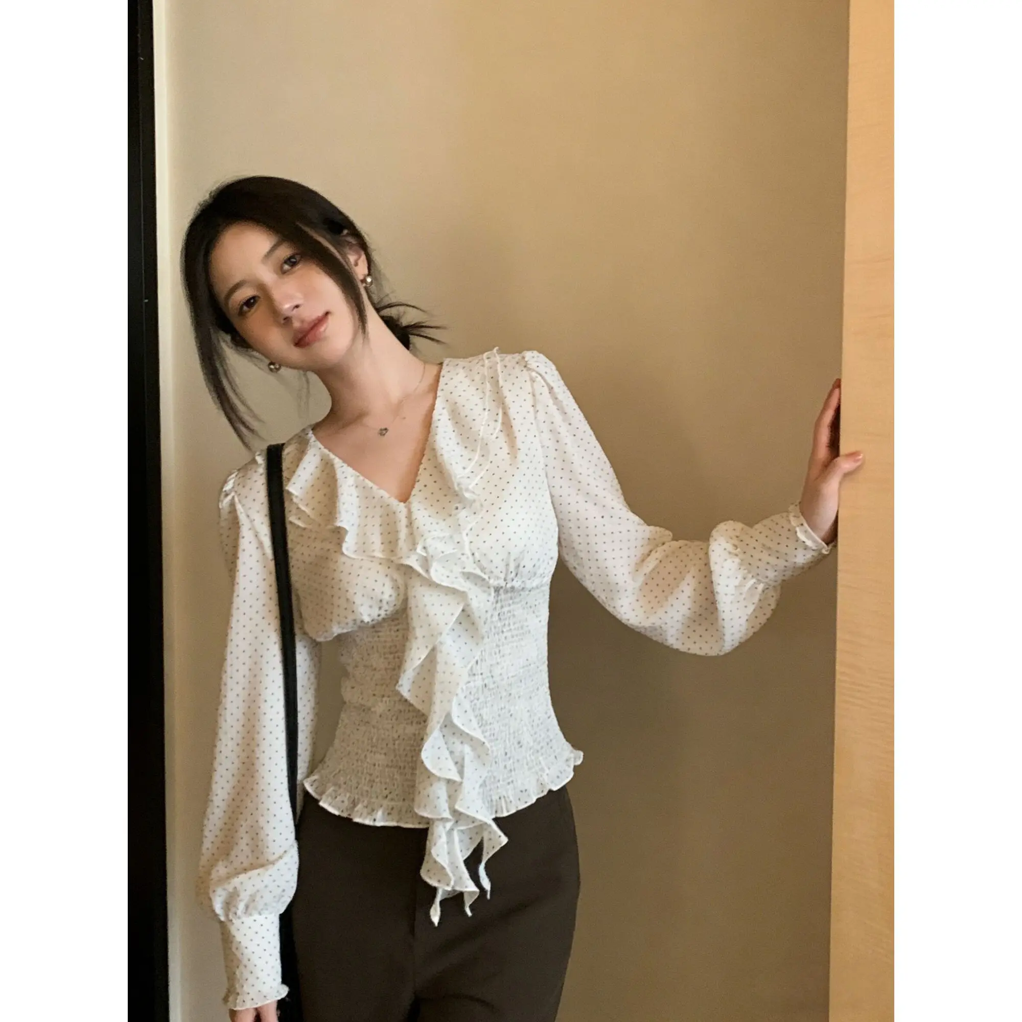 

Polka Dot Long-sleeved Chiffon Shirt with Streamer V-neck T-shirt Waist Hottie Top