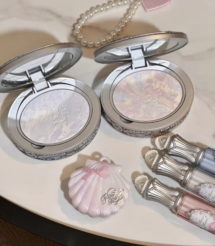 Flower Knows Strawberry Cupido Fondotinta pressato in polvere Trucco Polvere compatta morbida opaca Controllo dell'olio Cipria impermeabile