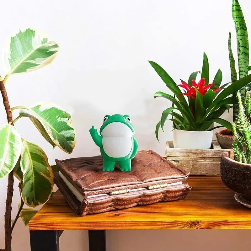 Rebellious Middle Finger Frog Figurine Funny Spoof Mini Resin Frog Ornament For Home Garden Desktop Decoration