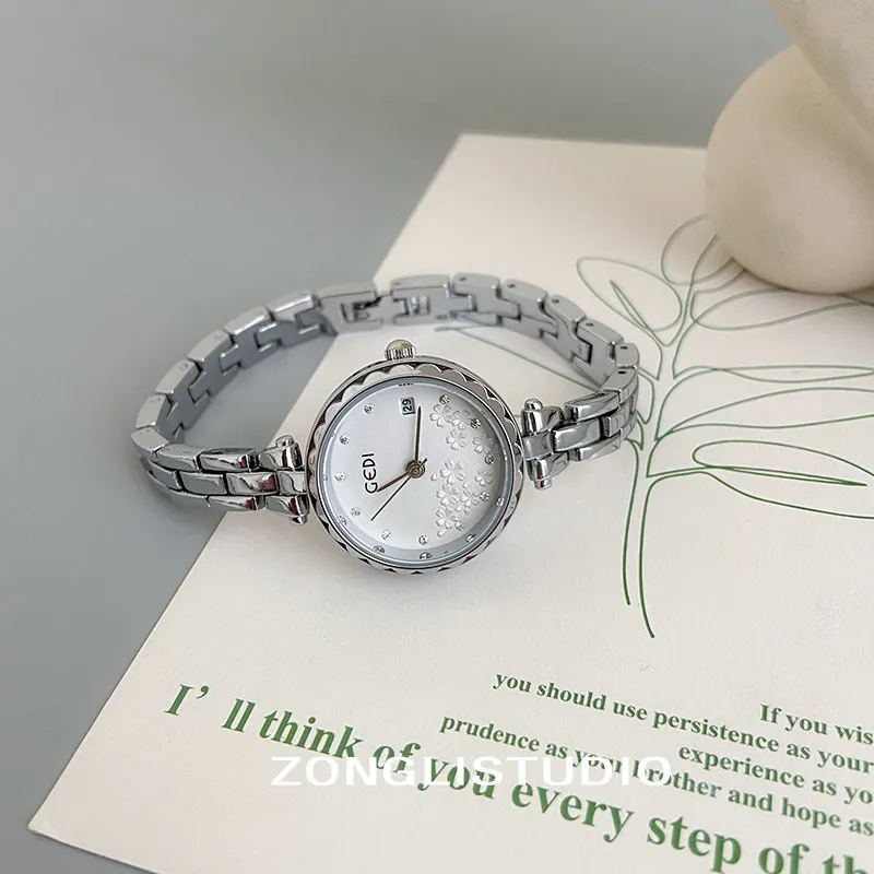 นาฬิกาข้อมือผู้หญิงสายเหล็กดีไซน์หรูหราใหม่ ดีไซน์กะทัดรัด ทันสมัย และน่าดึงดูดใจ นาฬิกาควอตซ์เรียบง่ายสำหรับนักเรียน พร้อมลวดลายดอกไม้