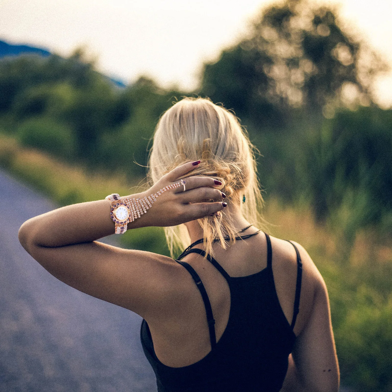 

1 шт., кварцевые часы из сплава для женщин, легкие часы-браслет, креативный дизайн, повседневные женские часы, подарочные женские часы