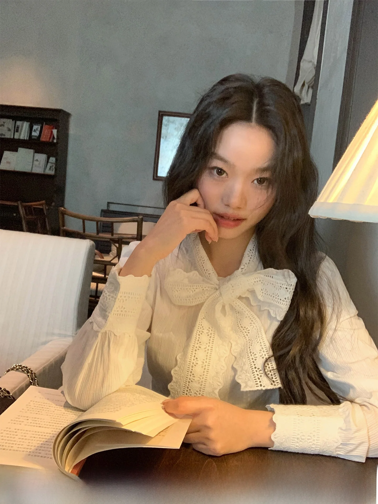 

Уникальная женская блузка с длинным рукавом, весенняя модная шифоновая блузка с завязками на шее, ажурными кружевными вставками, в винтажном стиле, из смесового хлопка.