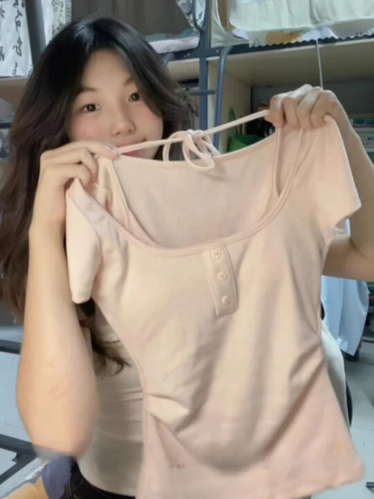 เสื้อยืดผู้หญิง Pure Desire Gentle รุ่น Sve พร้อมแผ่นรองหน้าอก ดีไซน์สองชิ้นหลอกๆ สไตล์หวานซ่อนเปรี้ยว สายคล้องคอแบบผูกเอว สำหรับฤดูร้อน