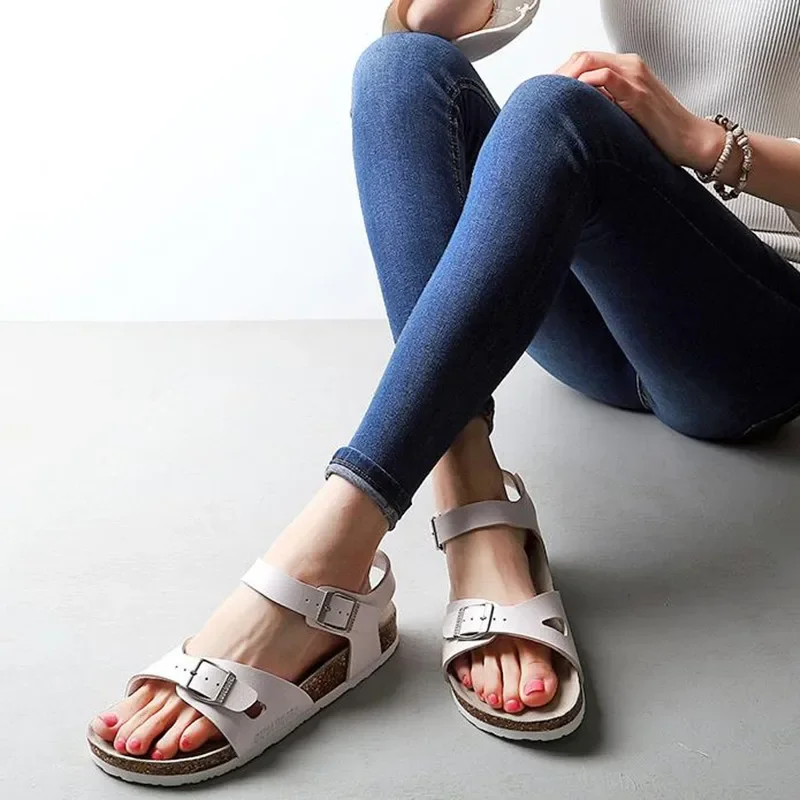 2024 neue Sommer Strand Kork Sandalen lässige Frauen außerhalb rutsch feste Doppels chnalle Sandal ias Schuh