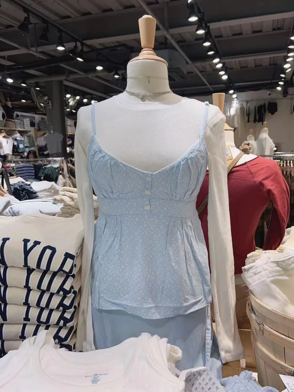 

Женский хлопковый топ на бретельках, с цветочным принтом и тремя пуговицами