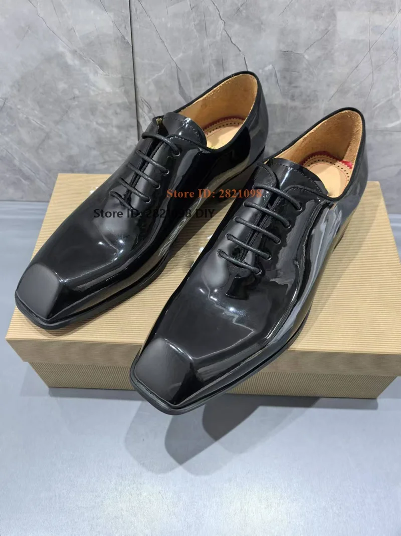 حذاء أسود من الجلد اللامع بمقدمة مربعة وأربطة سهل الارتداء للرجال