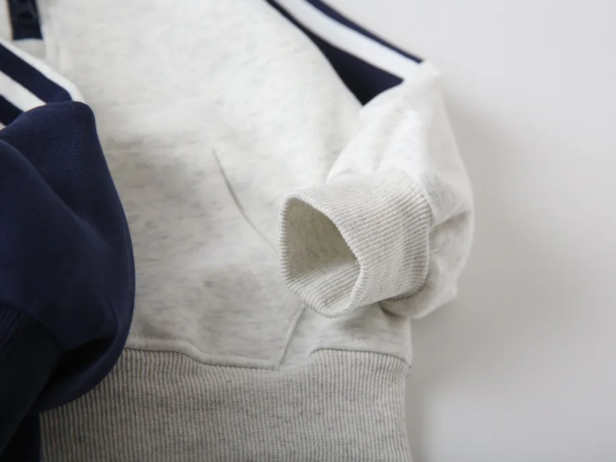 Sportlicher Kinder-Halbzip-Sweatshirt Herbst Farbblock Langarm-Pullover mit Flugzeug-Stickerei Lässige Jungen-Oberbekleidung – Detail 3