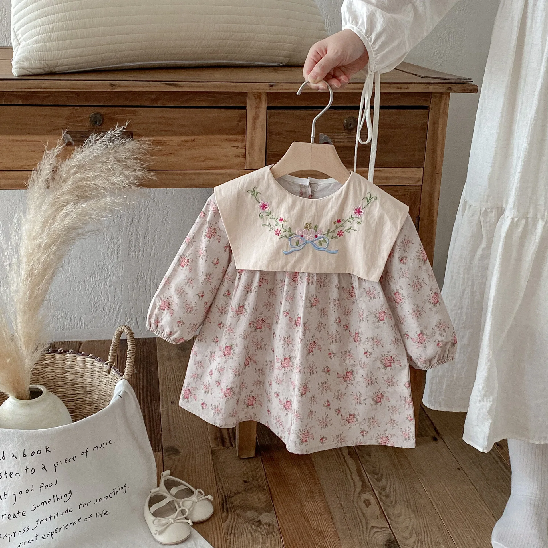 

2025 Autumn New Children Long Sleeve Dress Cotton Girls Vintage Floral Dress Baby Embroidery Lapel Princess Dress Kids Clothes