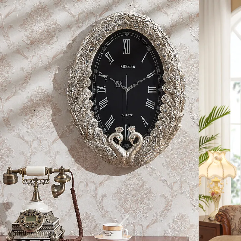 PremiumNordicAntiqueQuartzWallTimepiece,DoublePeacockDiamondInlaySilentThreeDCarving,HomeBackgroundOrnament,LivingRoomDisplay