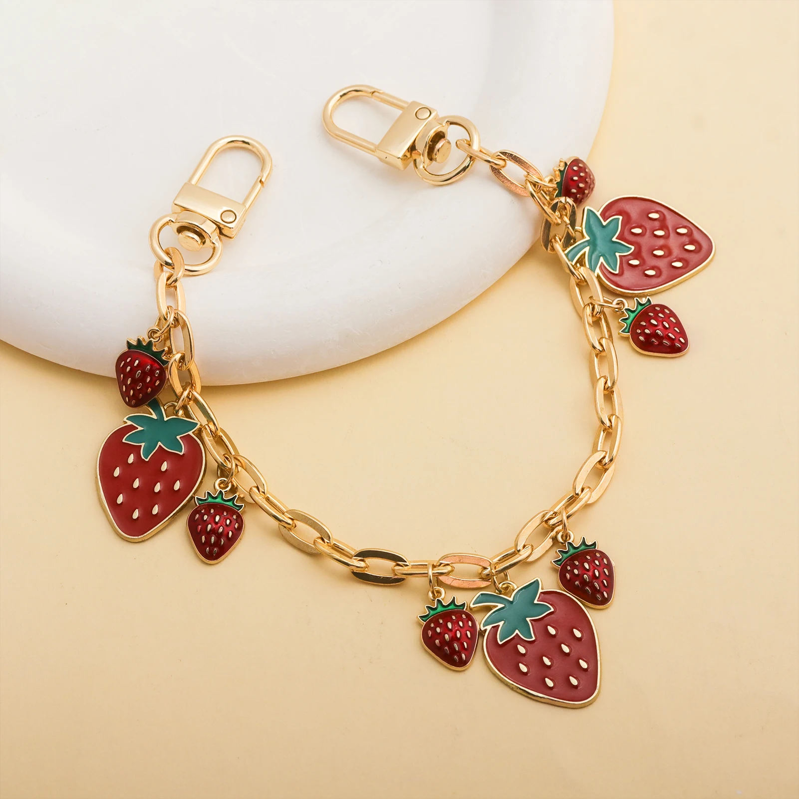 Colgante de fresa esmaltada para bolso, cadena de metal dorado con doble cierre, extensor de correa, bonito colgante de fruta para cartera, bolso de mano, mochila, regalo