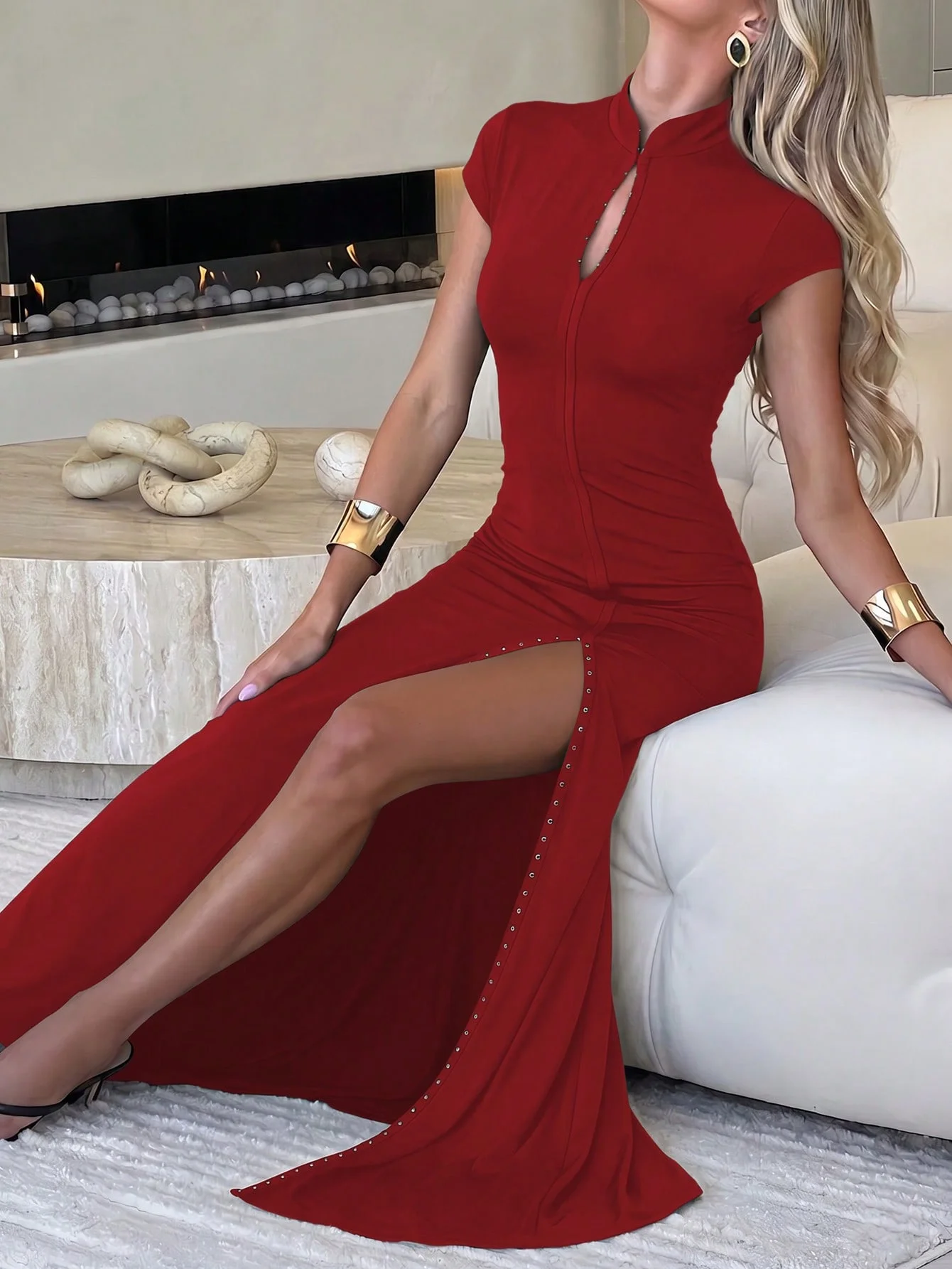 Elegantes, sexy langes Kleid mit hohem Schlitz, einfarbig, halbhoher Kragen, kurze Ärmel, Hohldesign, Mitternachts-Cocktailparty-Kleid