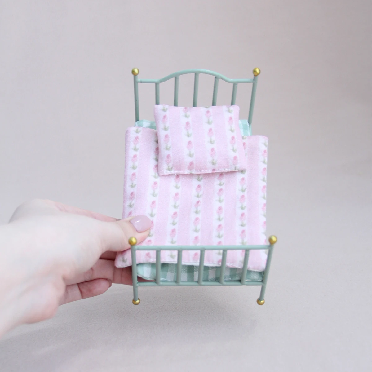 1:12 miniature simulated furniture L-13cm iron bed (including bedding) is suitable for mini house home model decoration