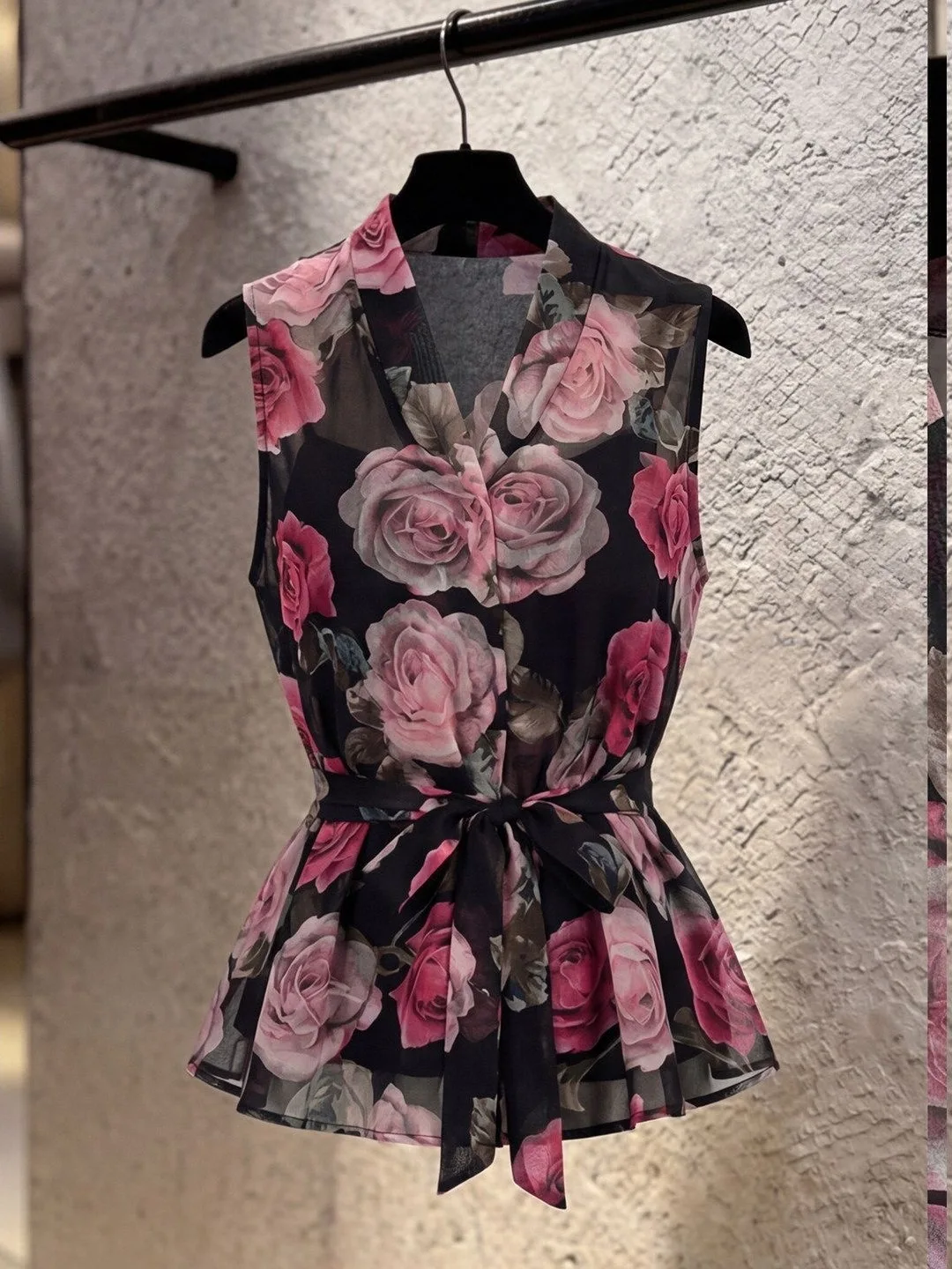 

Summer 2026 plus Size V-Neck Sleeveless Belted Slimming Women's Top Casual Style Polyester Fiber Rose Print Casual Wear